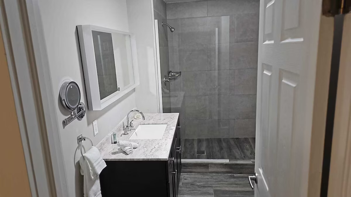 1 Bedroom Pool View Suite 5