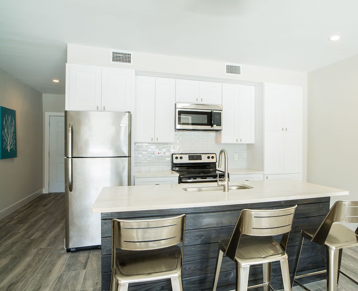 1 Bedroom Pool View Suite 3